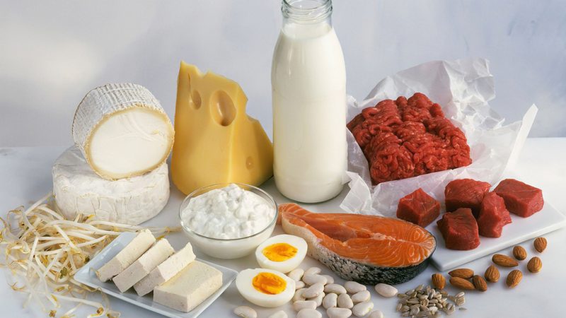 一桶乳清蛋白粉的使用周期取决于以下因素：